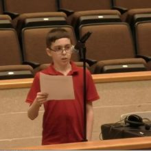 12χρονο αγόρι αποβλήθηκε από το σχολείο επειδή το μπλουζάκι του έγραφε «υπάρχουν μόνο δύο φύλα»