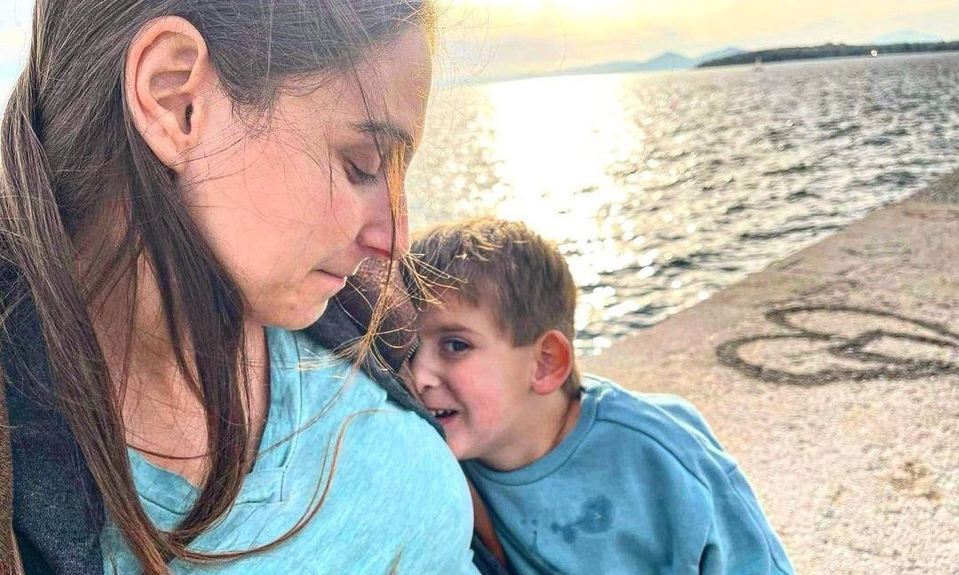 «Μη φοβάσαι θα το προσέχω εγώ το μωρό…»: Η φωτογραφία της Φωτεινής Αθερίδου με τους 2 γιους της θα σας κάνει να γελάσετε
