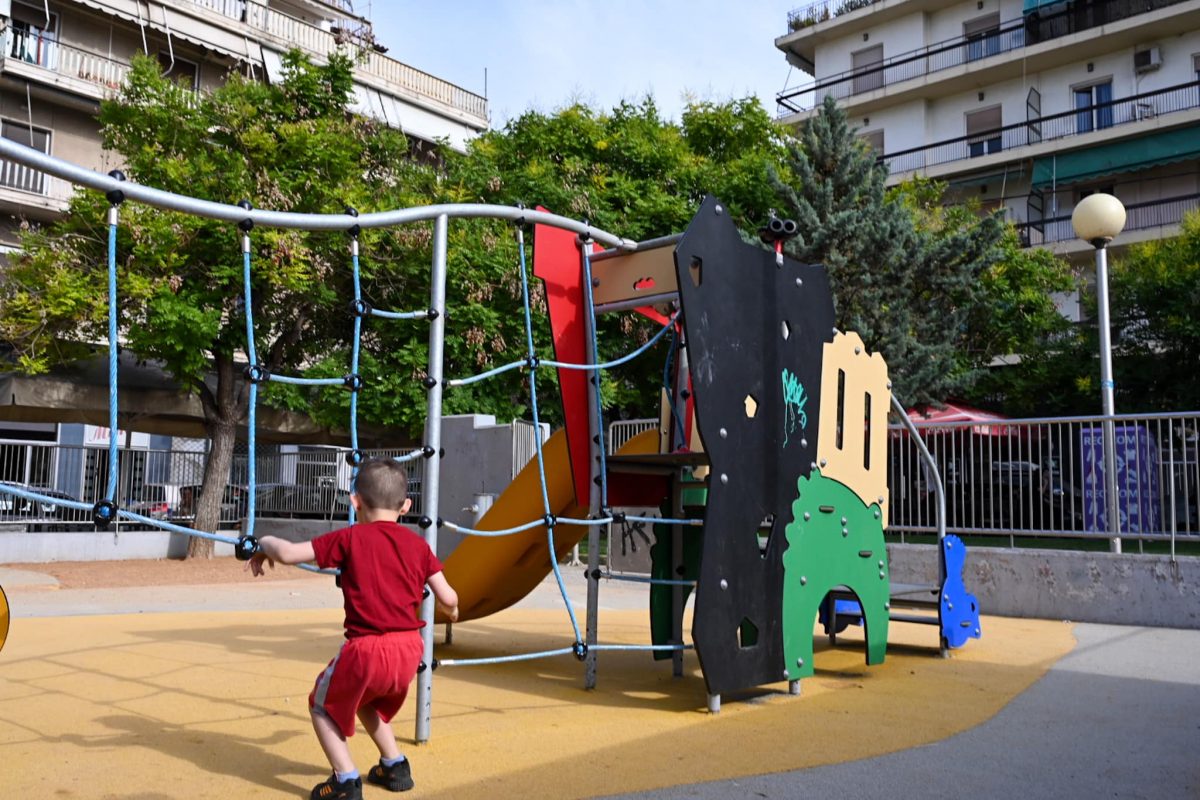 Η Αθήνα απέκτησε ακόμα μια ανακαινισμένη παιδική χαρά για να παίζουν και να διασκεδάζουν τα παιδιά