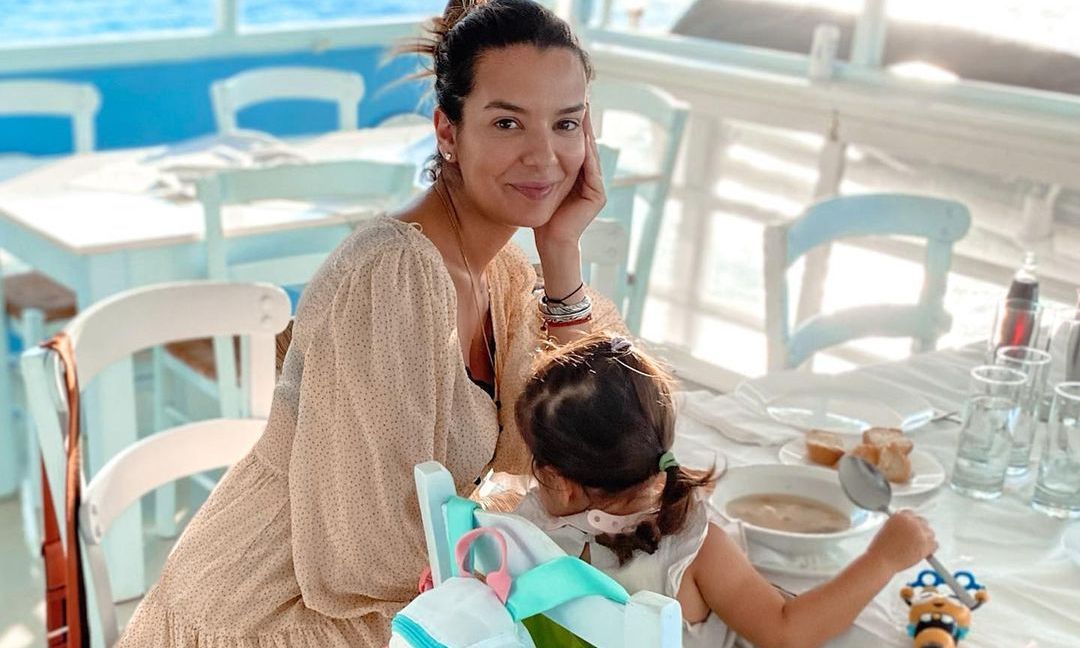 Νικολέττα Ράλλη: Η κόρη της τρώει σαλιγκάρια (video) – Είναι ασφαλές να τα τρώνε τα παιδιά;