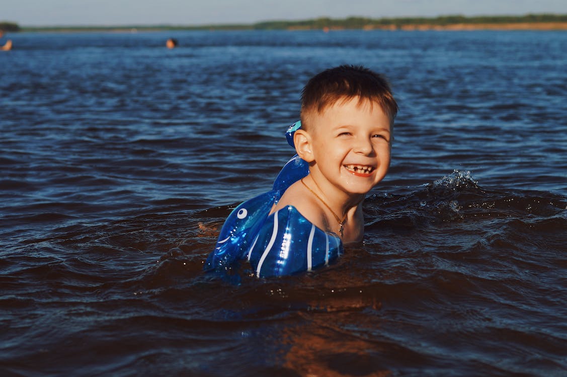 Αυτό είναι το γιλέκο σωσίβιο κολύμβησης που ανακαλείται – ΜΗΝ το φοράτε στα παιδιά