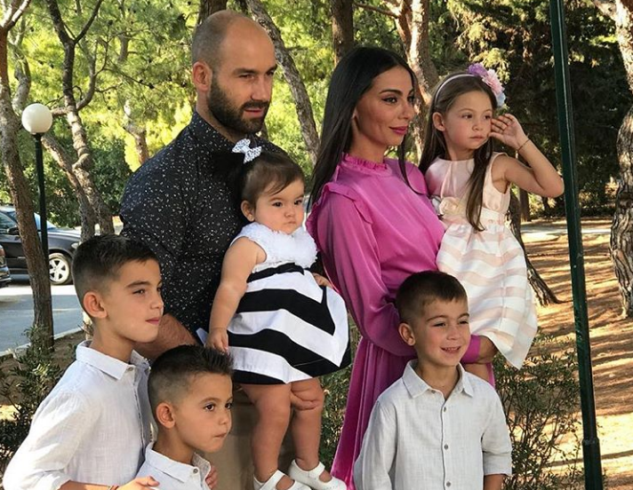 Ολυμπία Χοψονίδου: Η φωτογραφία με τα 6 παιδιά και οι ευχές στον Βασίλη Σπανούλη για τα γενέθλιά του
