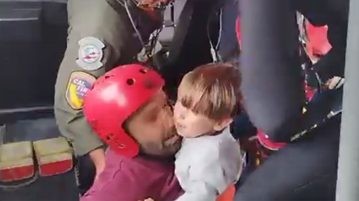 Kόβουν την ανάσα τα πλάνα της διάσωσης πατέρα με το παιδί του από ελικόπτερο (video) – Δραματική διάσωση 5 παιδιών στα Ματσουκέικα