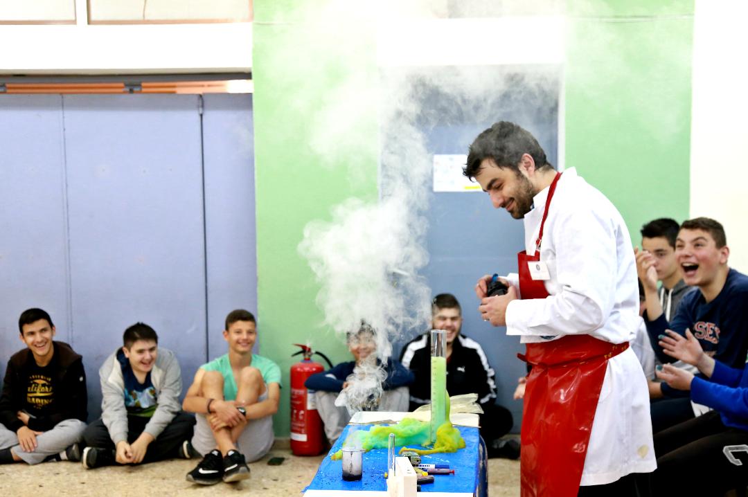 Η διαδραστική παράσταση Stand Up Chemistry επισκέπτεται τα σχολεία και μυεί τους μαθητές στη μαγεία της….Χημείας!