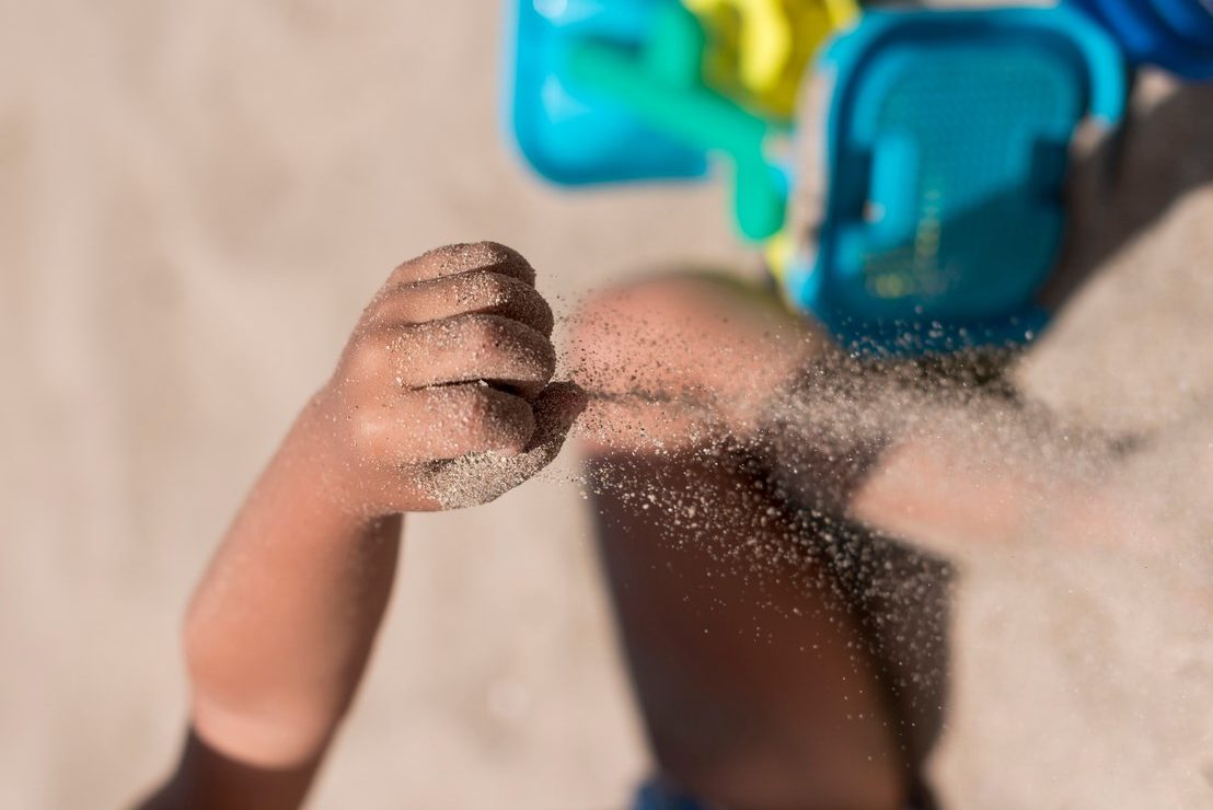 Υπάρχει κινούμενη, υπάρχει και…μαγική, πολύχρωμη άμμος για παιδιά