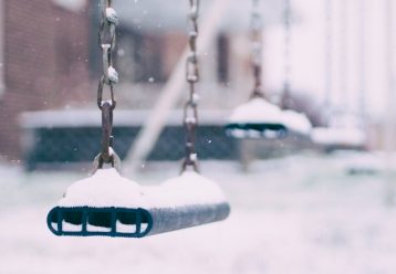 Ξεκίνησε η επέλαση του χιονιά - Περιμένοντας τις αποφάσεις για κλειστά σχολεία στην Αττική
