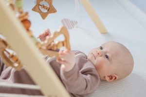 5 τρόποι για να βοηθήσουμε το μωρό να ανακαλύψει τους ήχους
